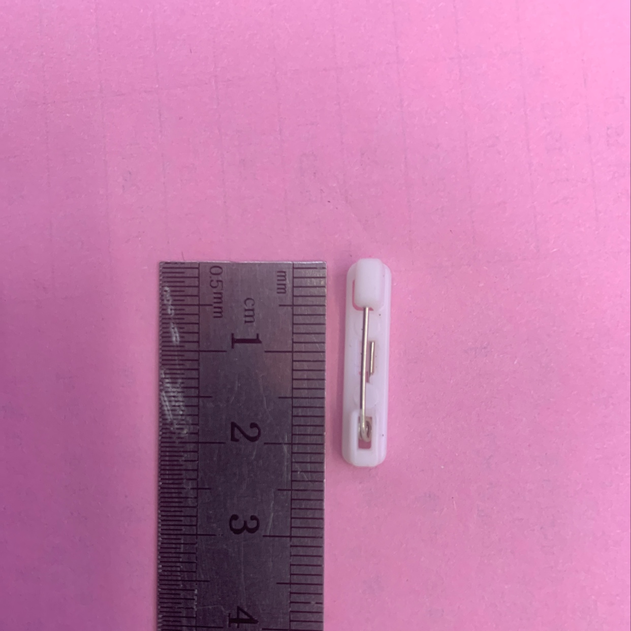 2.2cm plastic brooch factory direct sales