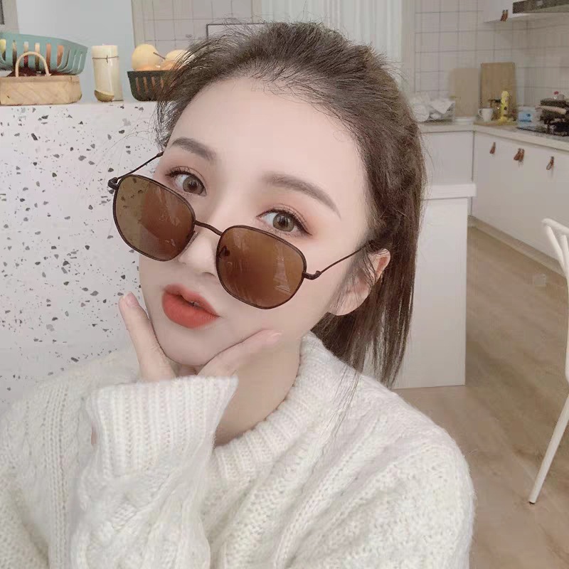 A live-streaming e-commerce influencer promotes fashionable sunglasses with ultra-light metal-framed couple designs