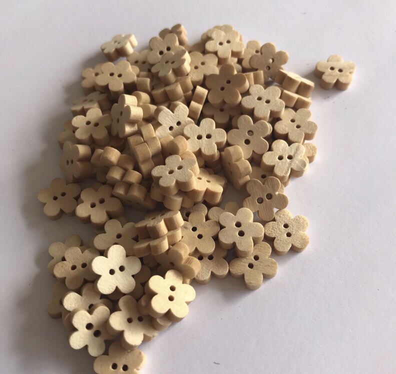 Best-selling laser-engraved 2-eye plum blossom wooden button, pure wooden cartoon button diy decorative button