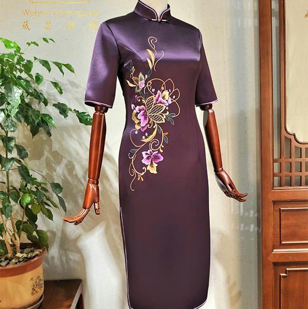 Cheongsam detail close-up-embroidered part
