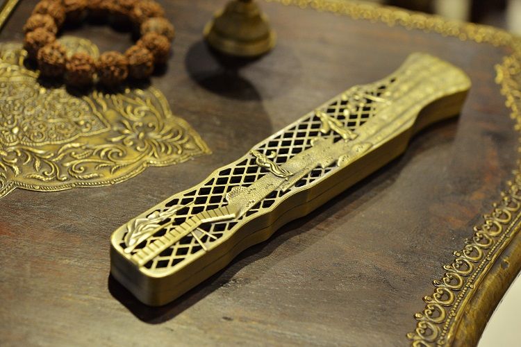 Copper alloy violin-shaped incense box Application Scenario