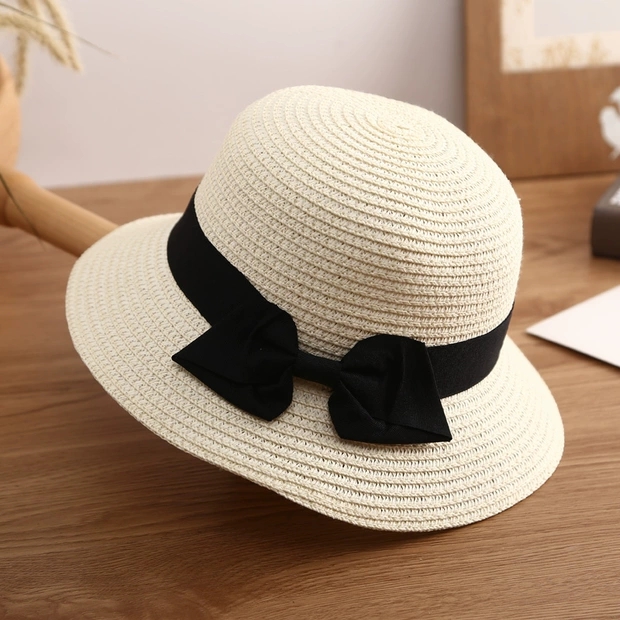 The straw hat is a versatile summer hat for women. It's a sun hat, a sun protection hat, a sun hat for outings and vacations, a wide-brimmed hat by the seaside, and a foldable cool hat