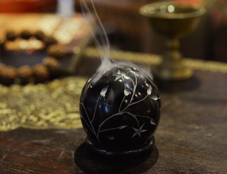 Black soapstone spherical candlestick Item Picture