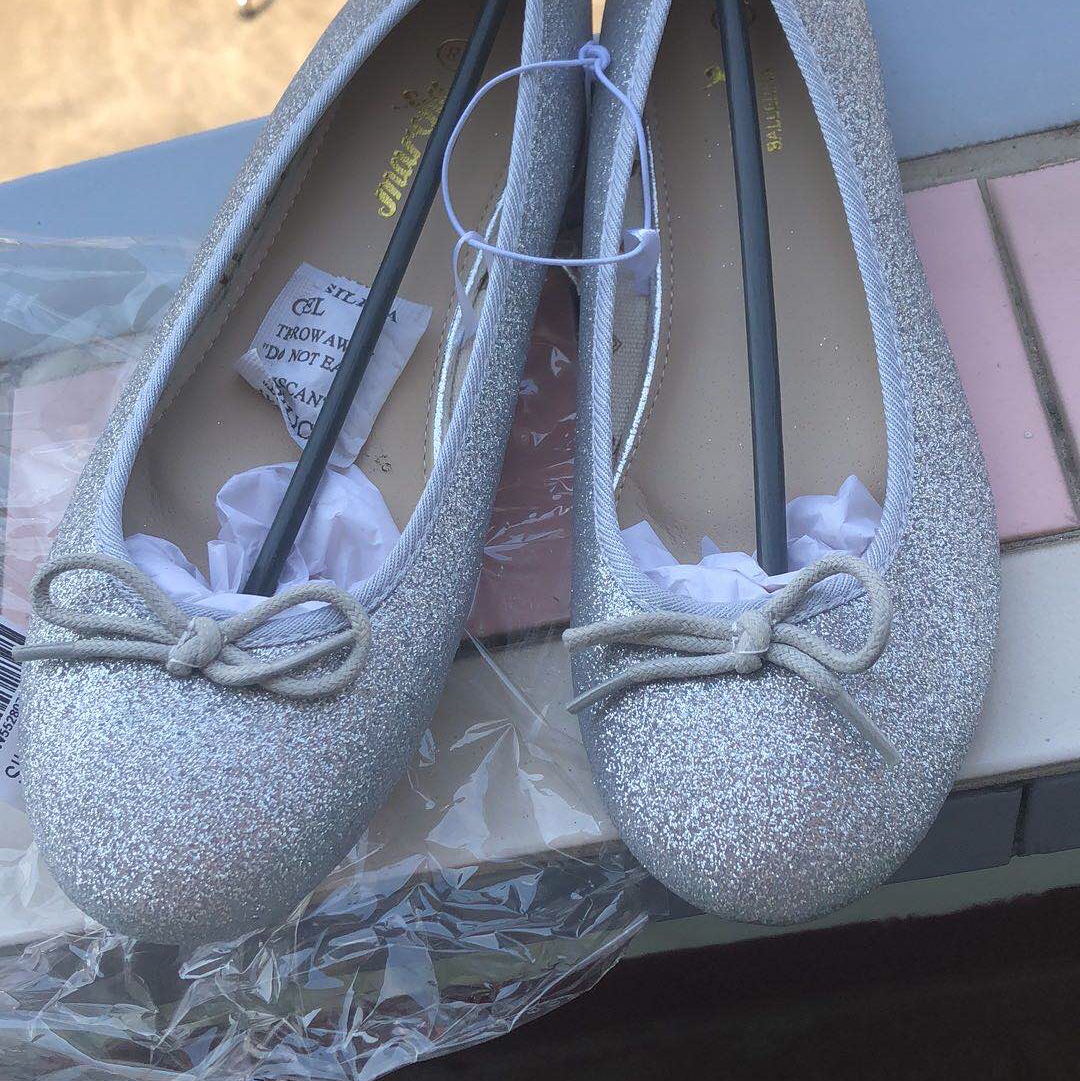 Wanli Foreign Trade Shoes Industry offers wholesale of high-quality and low-priced women's simple color round-toed single shoes, which are fashionable, simple, versatile and classic styles for children