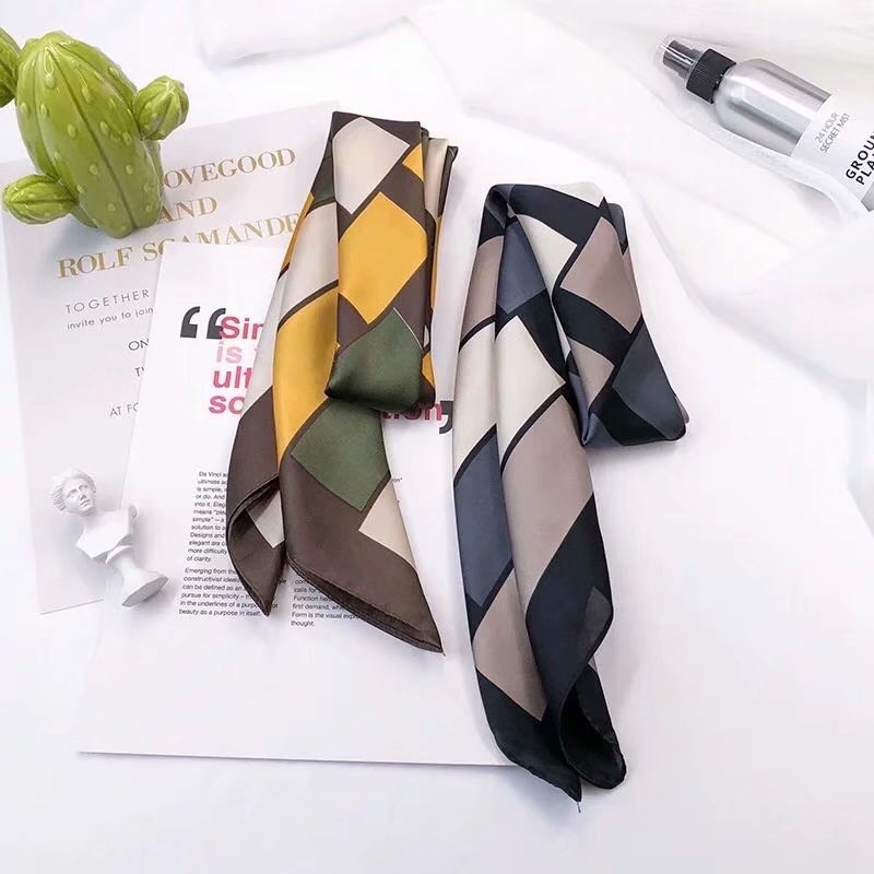 The 2020 new Korean version satin-printed diamond-shaped small square scarf