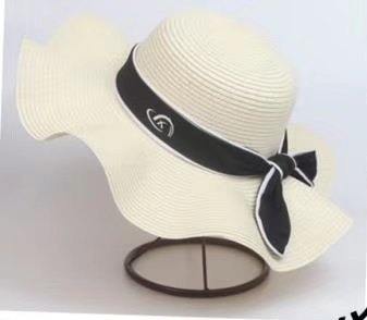 Monochrome wavy bonnet