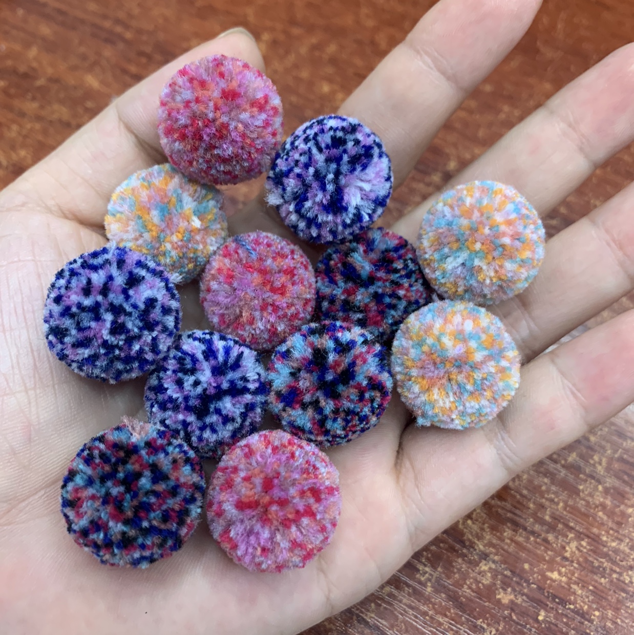 混色亚克力毛条毛球产品图