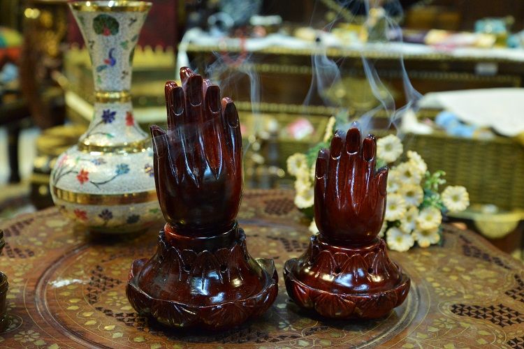 Chicken Wing Wood Buddha's Hand Cone Incense Burner (Large Size) Application Scenario