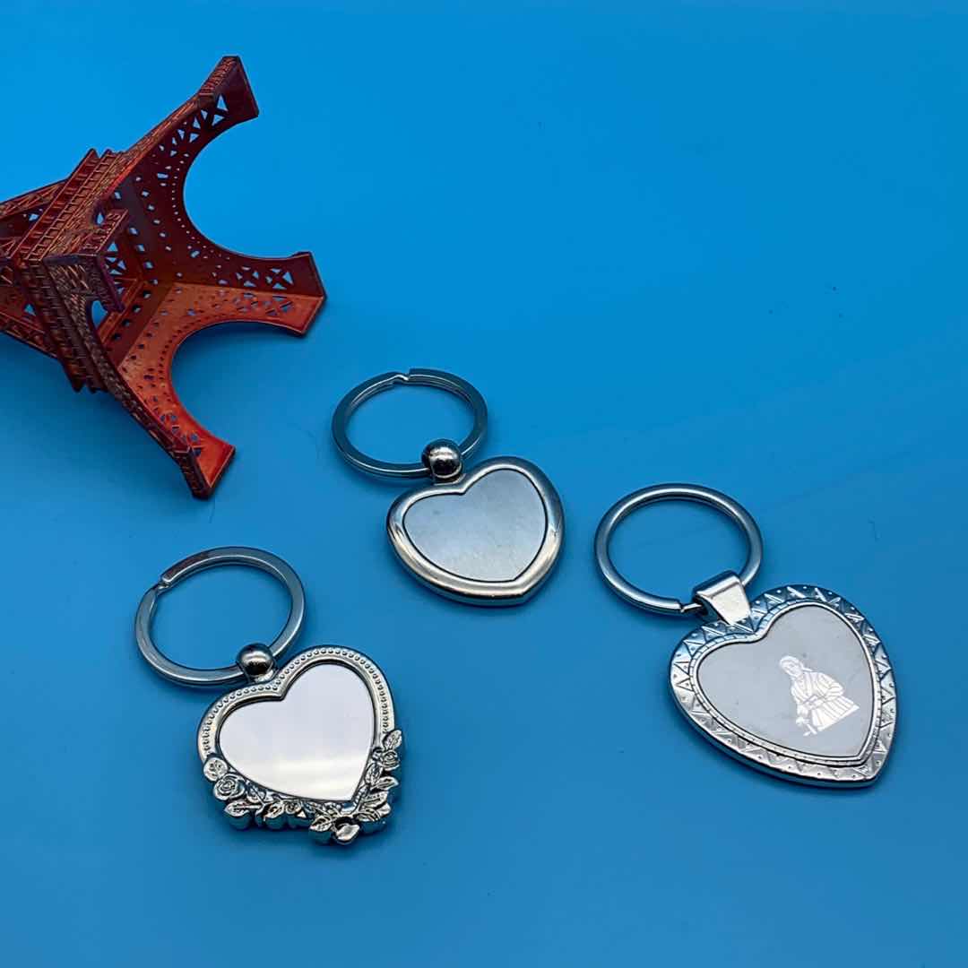 Single-row heart-shaped keychain