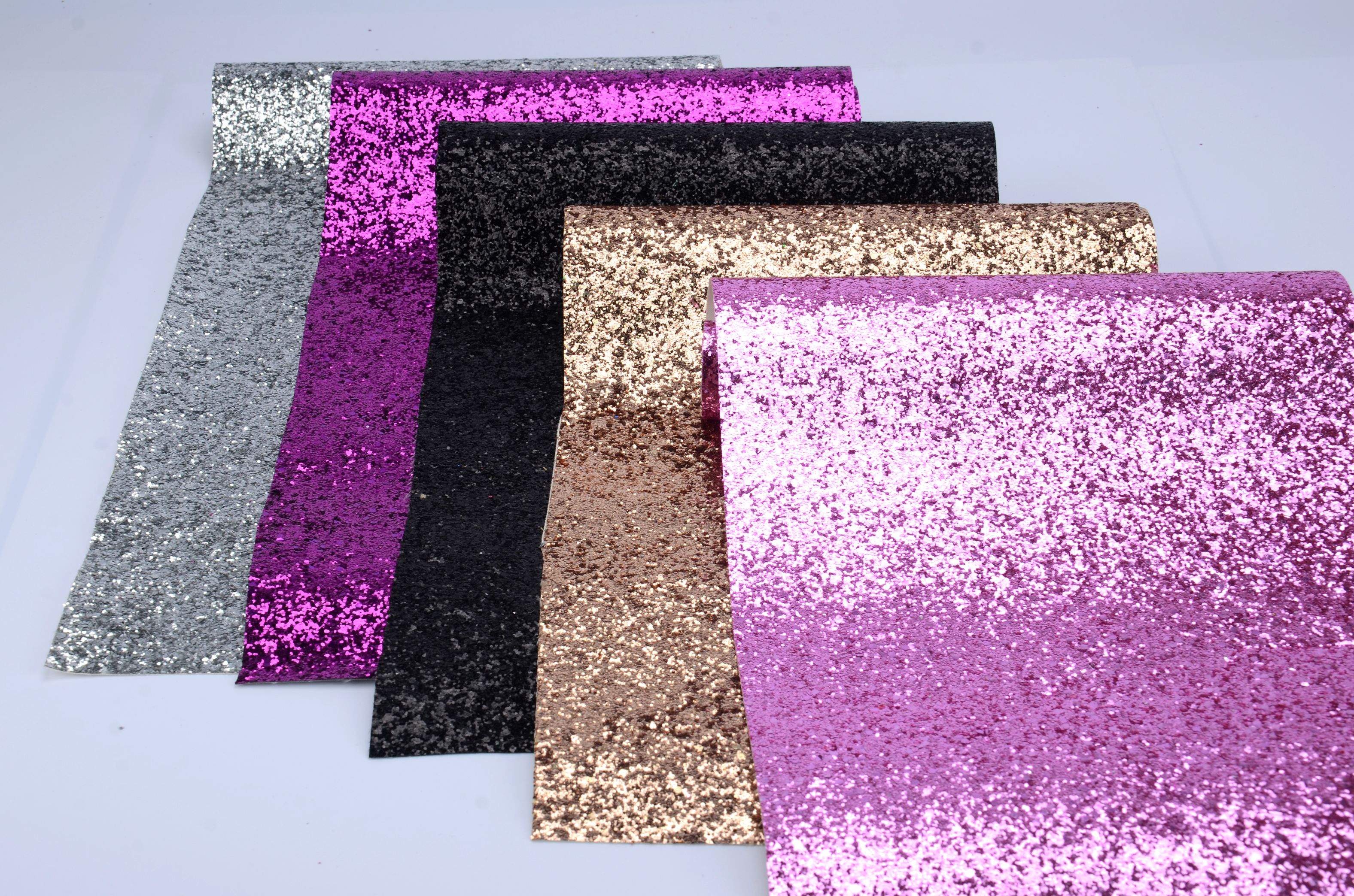 In 2020, the best-selling glitter Gold Onion Glitter pu leather is a high-end and eco-friendly gold onion leather from Guangzhou