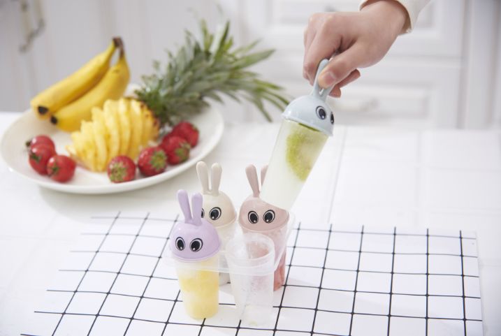 Wholesale of four sets of creative ice cream molds in the shape of naughty cartoon rabbit heads and plastic ice molds from the manufacturer