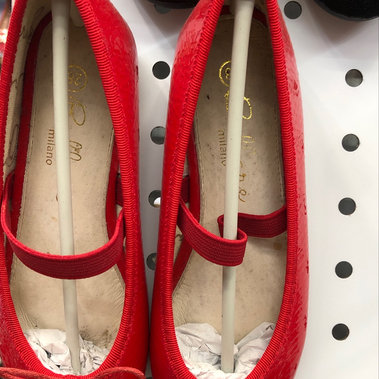 Wanli Foreign Trade Shoes Industry offers wholesale of high-quality and low-priced women's simple color round-toed single shoes, which are fashionable, simple, versatile and classic styles for children
