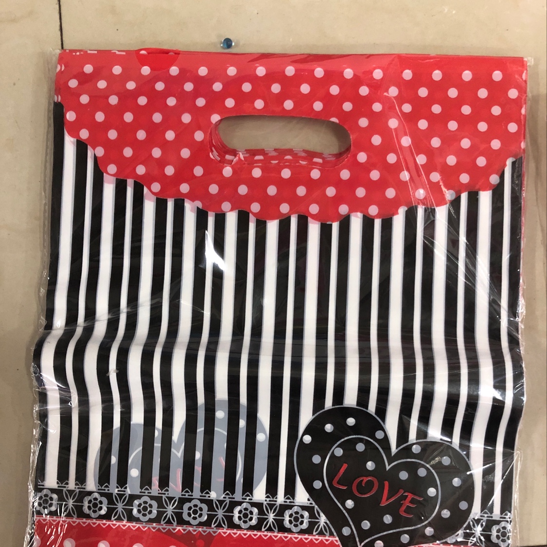 The gift bag is 25x35 with 100 pieces of 3.5 silk and is 7.50 yuan thick