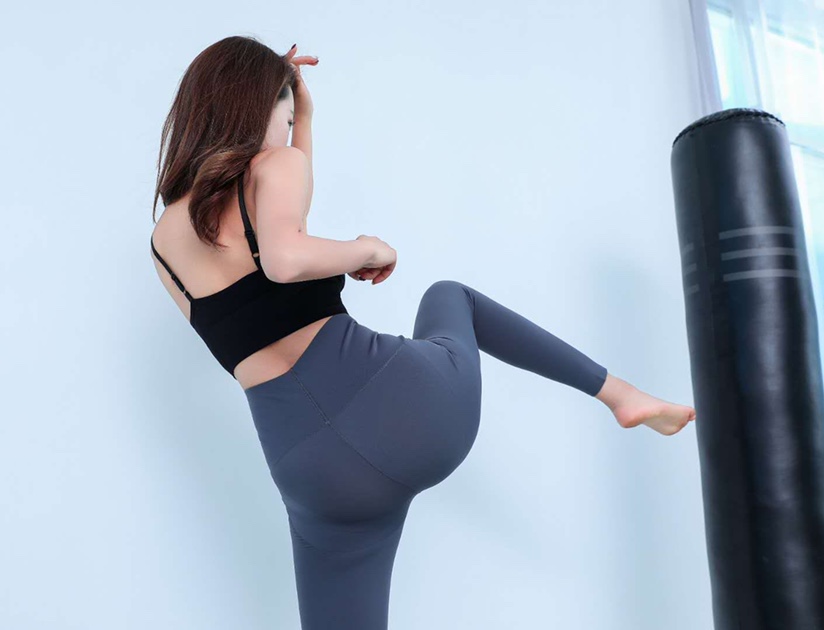 The slimming and tummy slimming yoga pants are seamless and comfortable