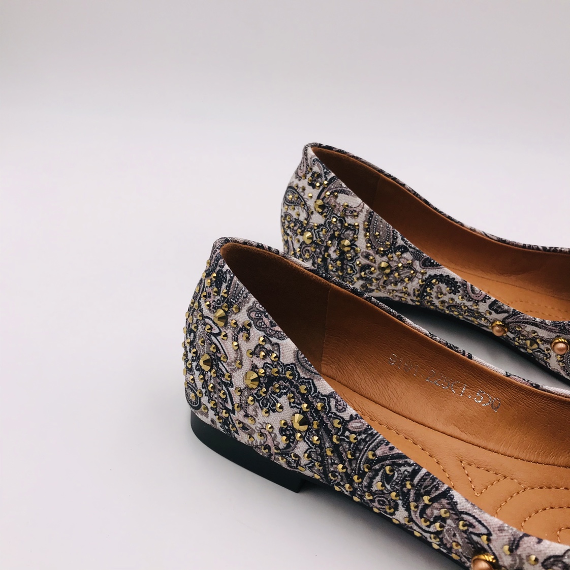 Women's retro style and national trend versatile flat shoes Application Scenario