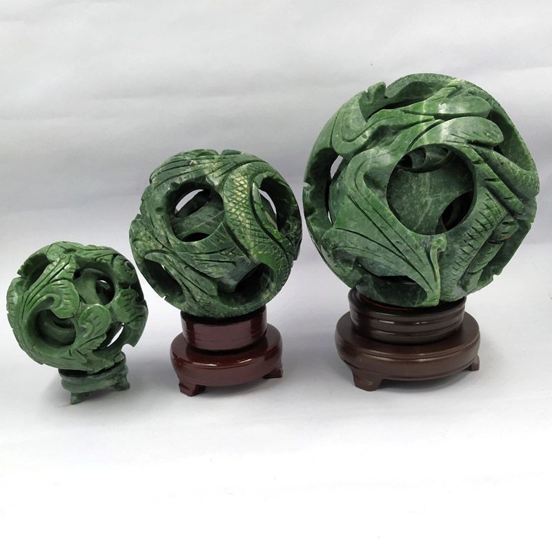 Green jade comes to Yunnan. A set of jade balls for home decoration is a lucky gift
