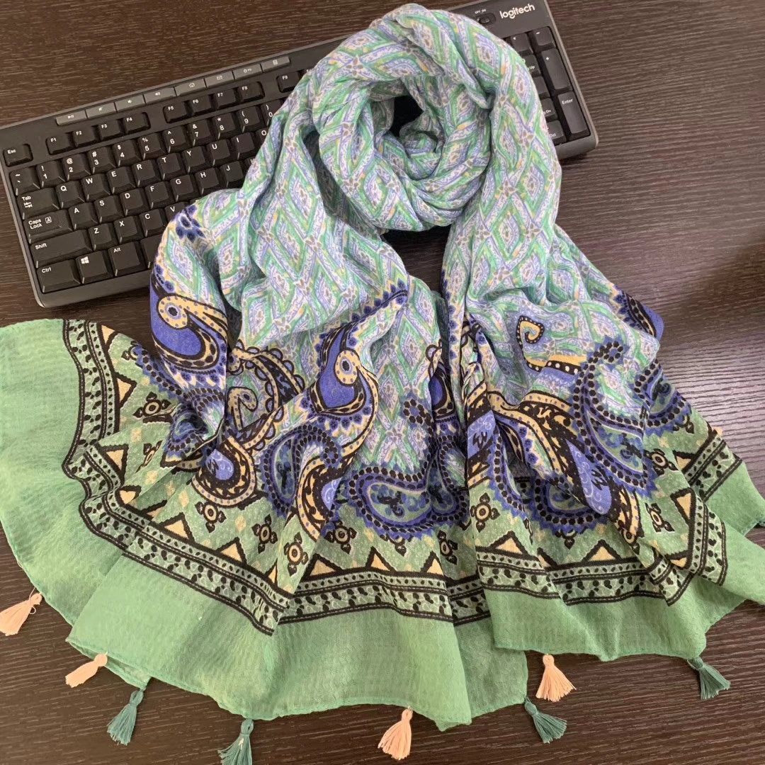 Golden Scarf Factory direct sales of wavy cotton casual and versatile scarves and shawls Application Scenario