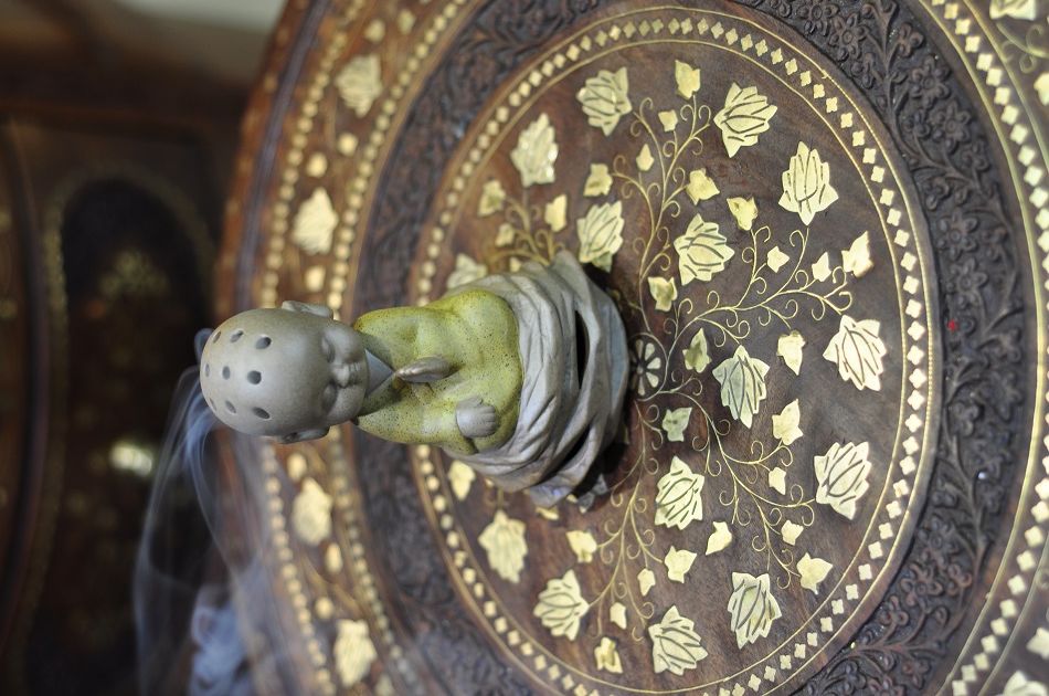 Little Monk ceramic incense burner Application Scenario