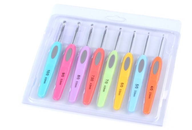 A set of crochet hooks in 2.5mm, 3.0mm, 3.5mm, 4.0mm, 4.5mm,5.0mm, 5.5mm and 6.0mm
