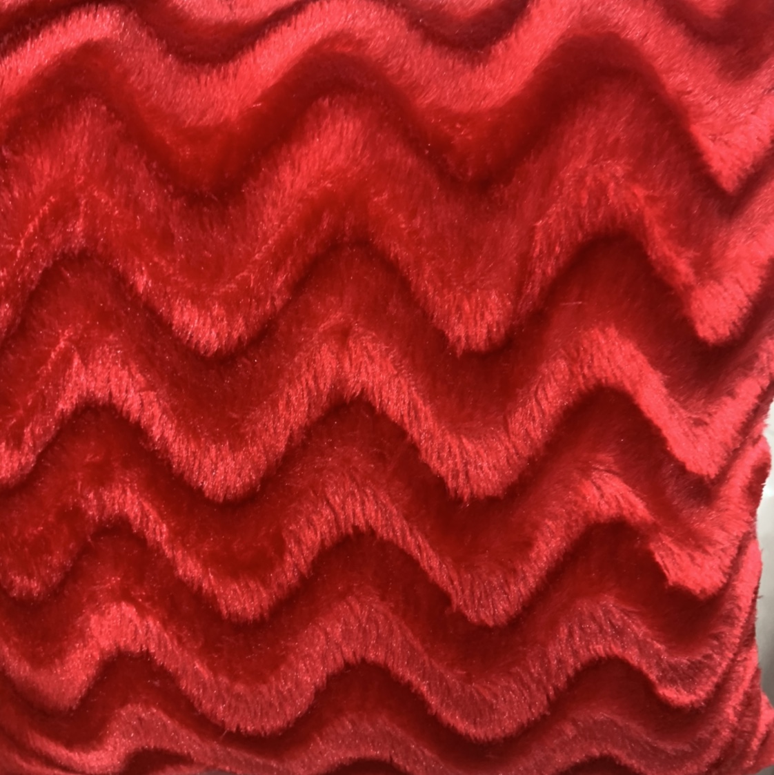 新款厂家直销零售批发红色条纹长毛抱枕