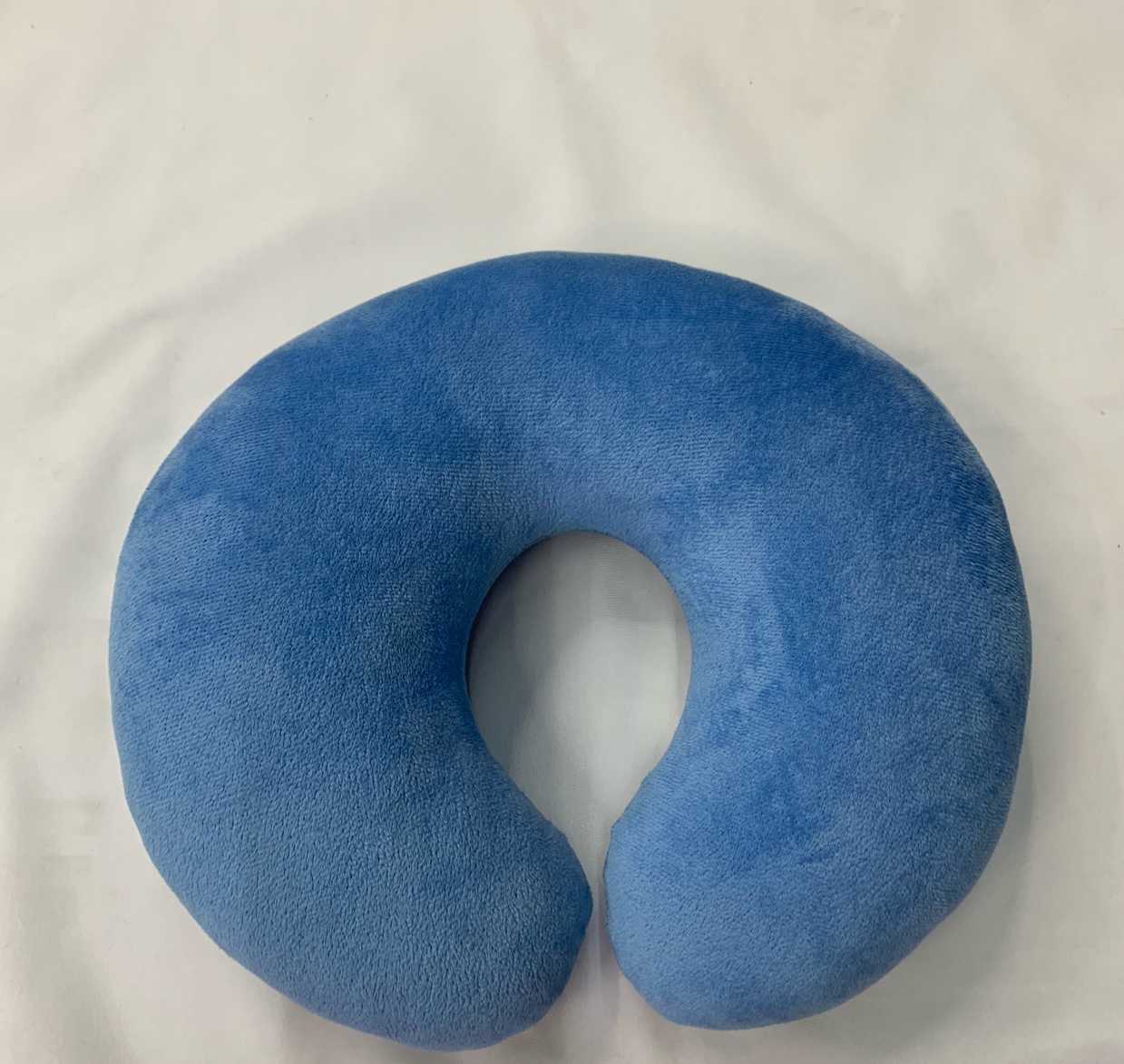 Almohada en U azul sin patrón sin patrón modelo simple