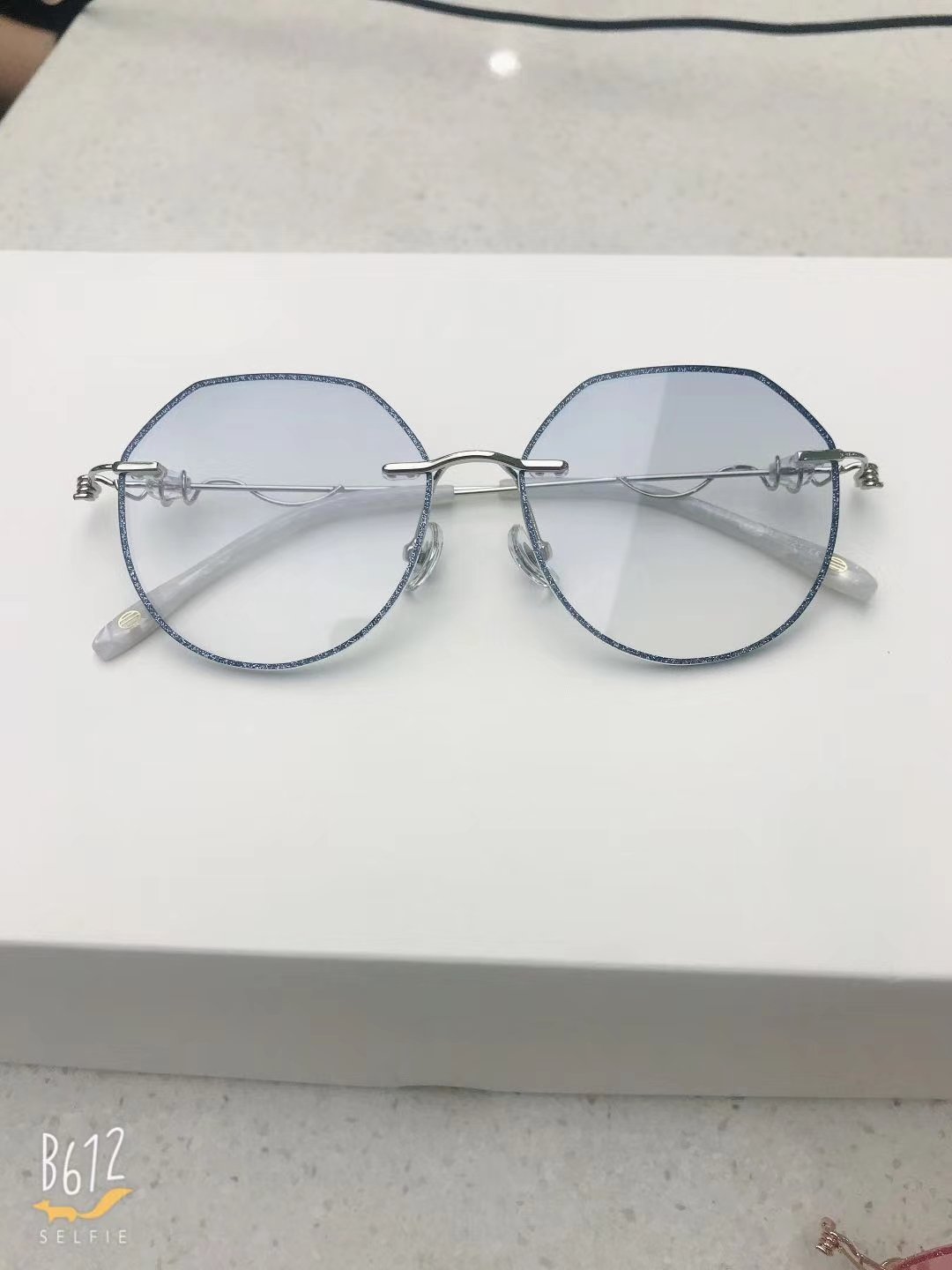 Myopia Glasses, Plain Lens, Cut Edge, Set With Diamonds, High-Grade Myopia Glasses, With Color Application Scenario