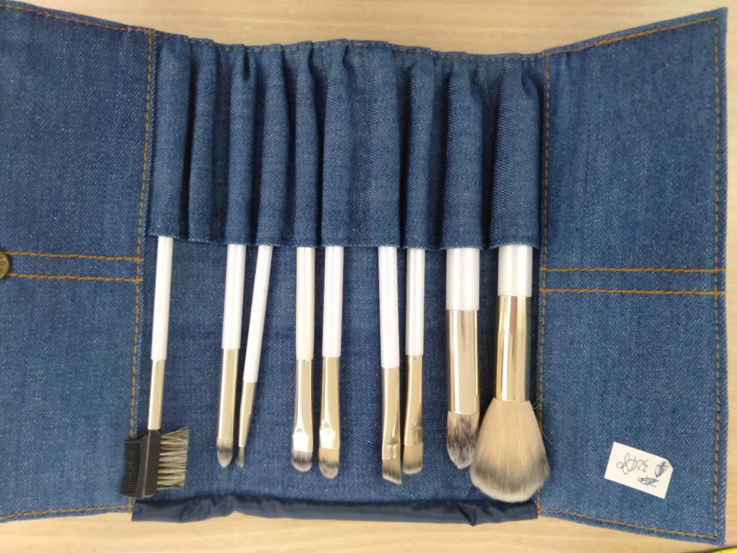 10 sets of makeup brushes, blush brushes, facial masks, small eye shadow brushes, and eyebrow combs