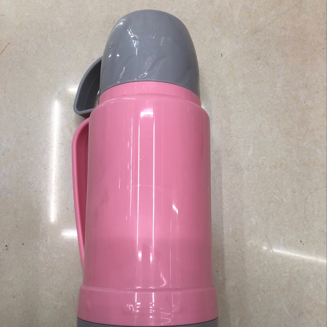 粉色热水瓶