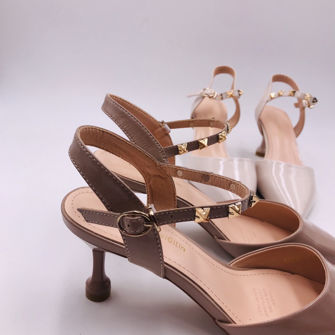 Women's patent leather rivet one-shoulder buckle fashionable flip-flops Application Scenario
