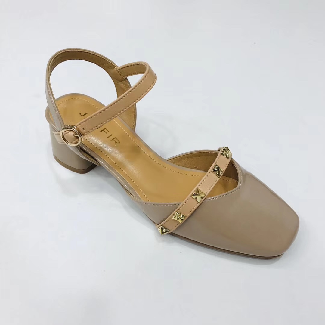 Women's riveted one-shoulder buckle fashionable sandals Application Scenario
