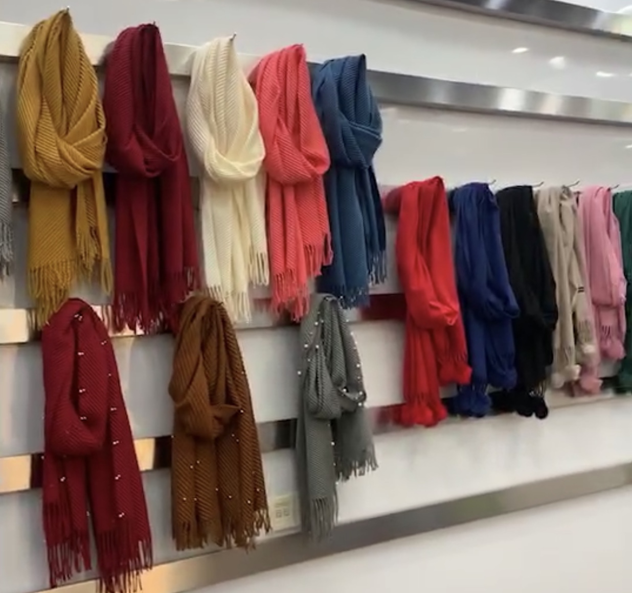 Gold scarf
Pure color imitation cashmere pressed crepe leisure series. thumbnail