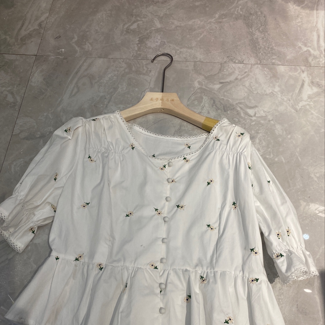 刺绣花朵上衣