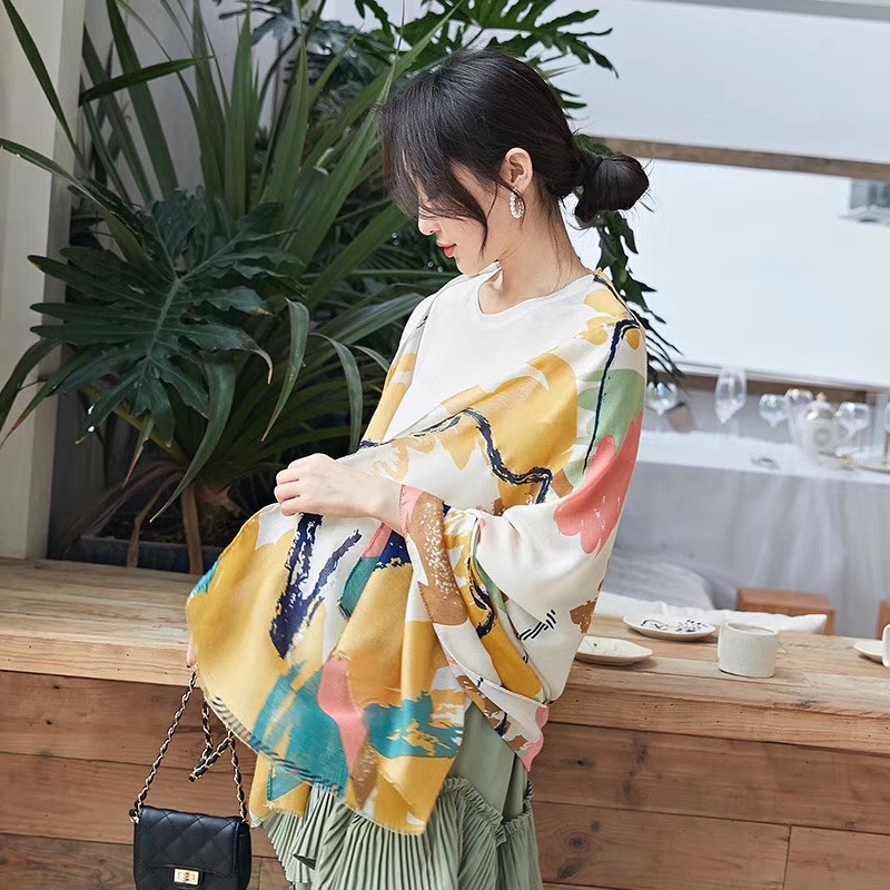 The gold scarf from the European and American fashion and trendy print series is versatile and casual. details Picture