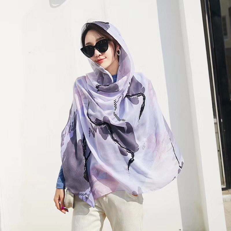 The gold scarf from the European and American fashion and trendy print series is versatile and casual. Item Picture