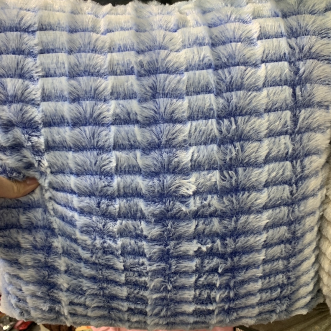 新款厂家直销零售批发蓝色方块短毛抱枕