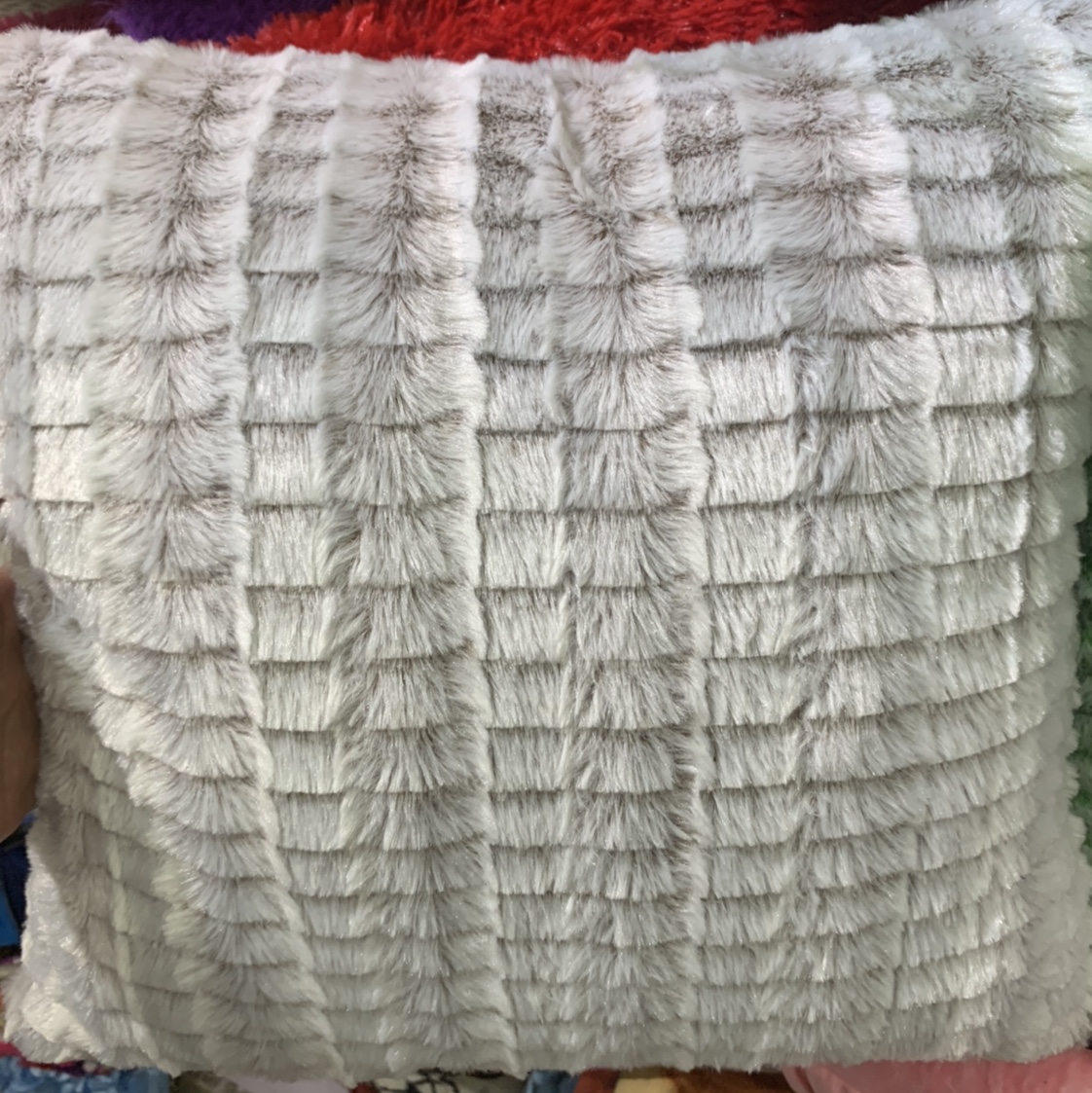 New Factory Direct Retail Wholesale White Checkered Short Hair Throw Pillow