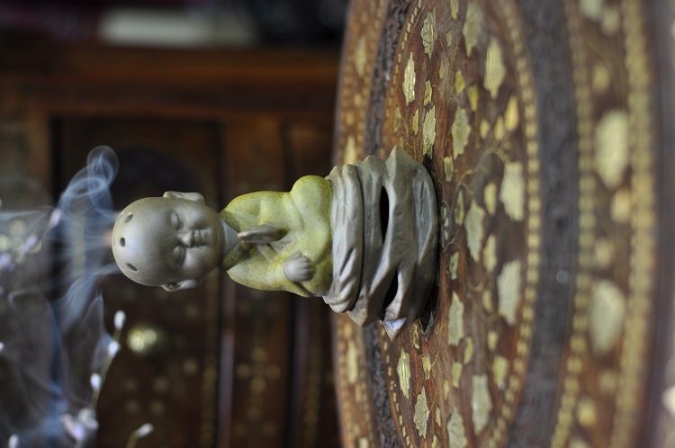 Little Monk ceramic incense burner Specification image