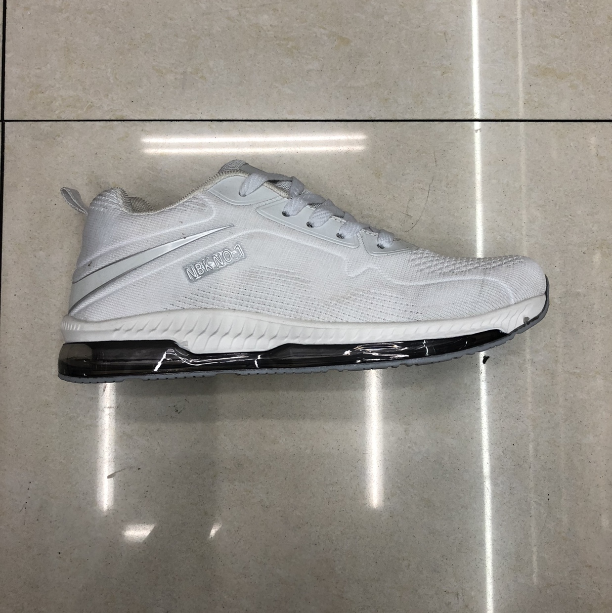 Full-length air-cushioned running shoes