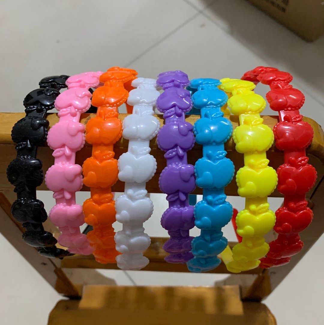 国际商贸城好再来饰品3569摊位头饰批发儿童发箍苹果卡通造型，网红爆款韩版潮流糖果色系搭配头饰发箍