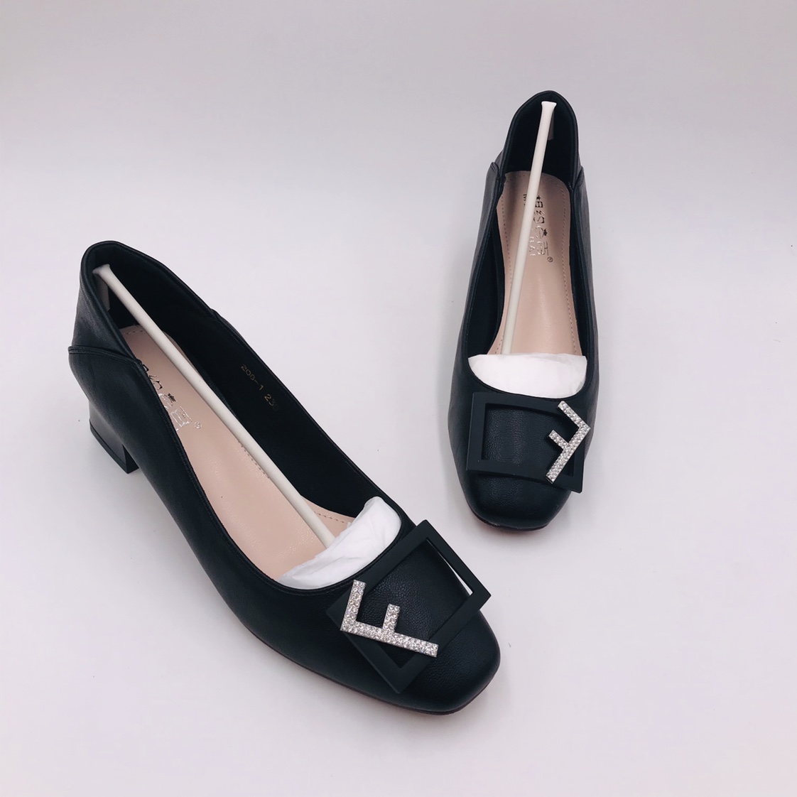 Women's F diamond buckle low-heeled comfortable and versatile single shoes details Picture