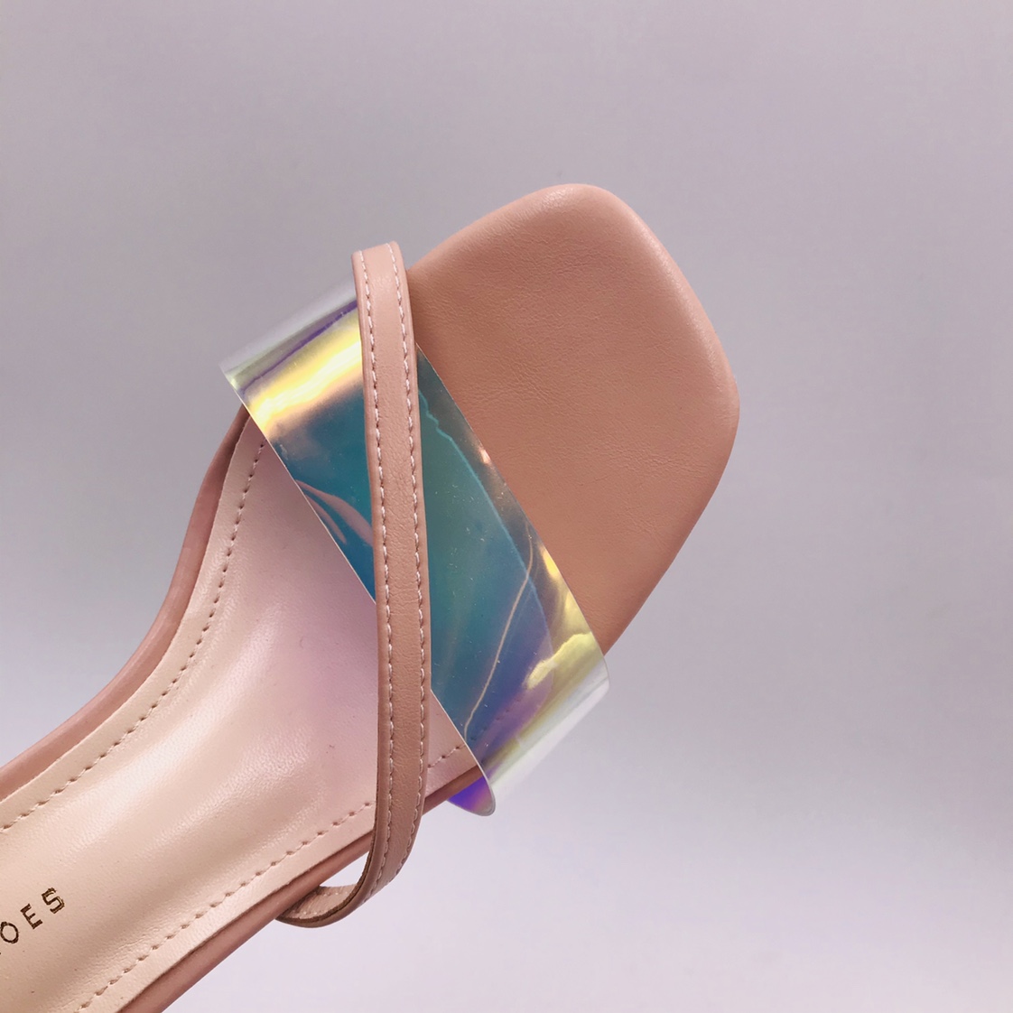 Women's fashion one-button sandals Application Scenario