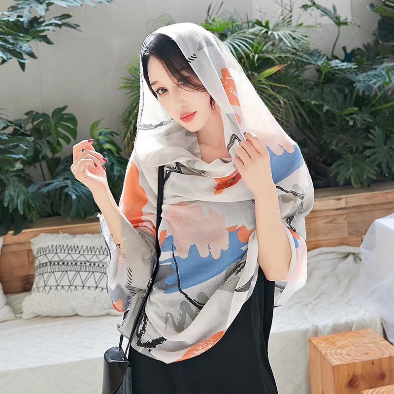 The gold scarf from the European and American fashion and trendy print series is versatile and casual. Specification image