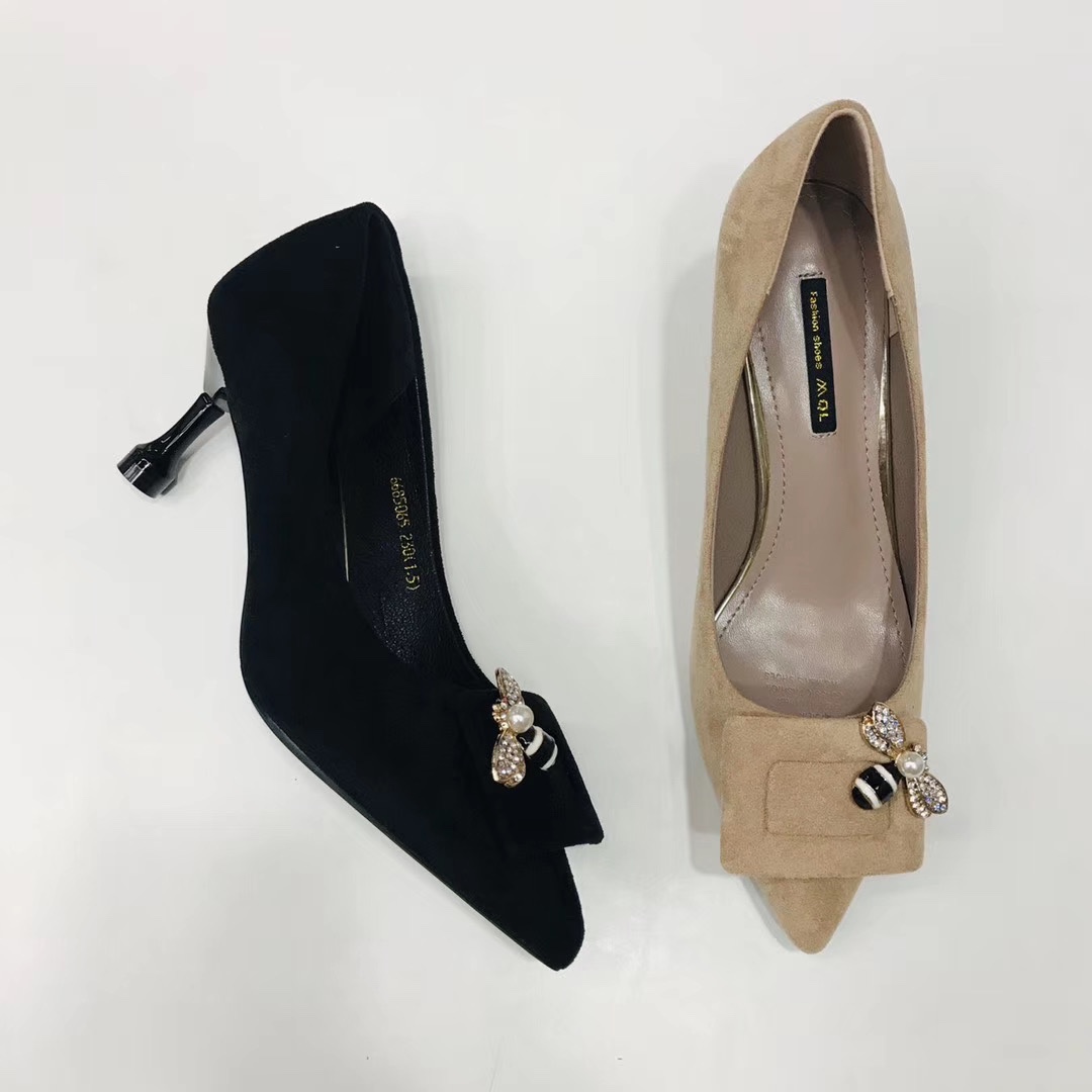 Women's fashionable high-heeled little bee decorative buckle single shoes Application Scenario