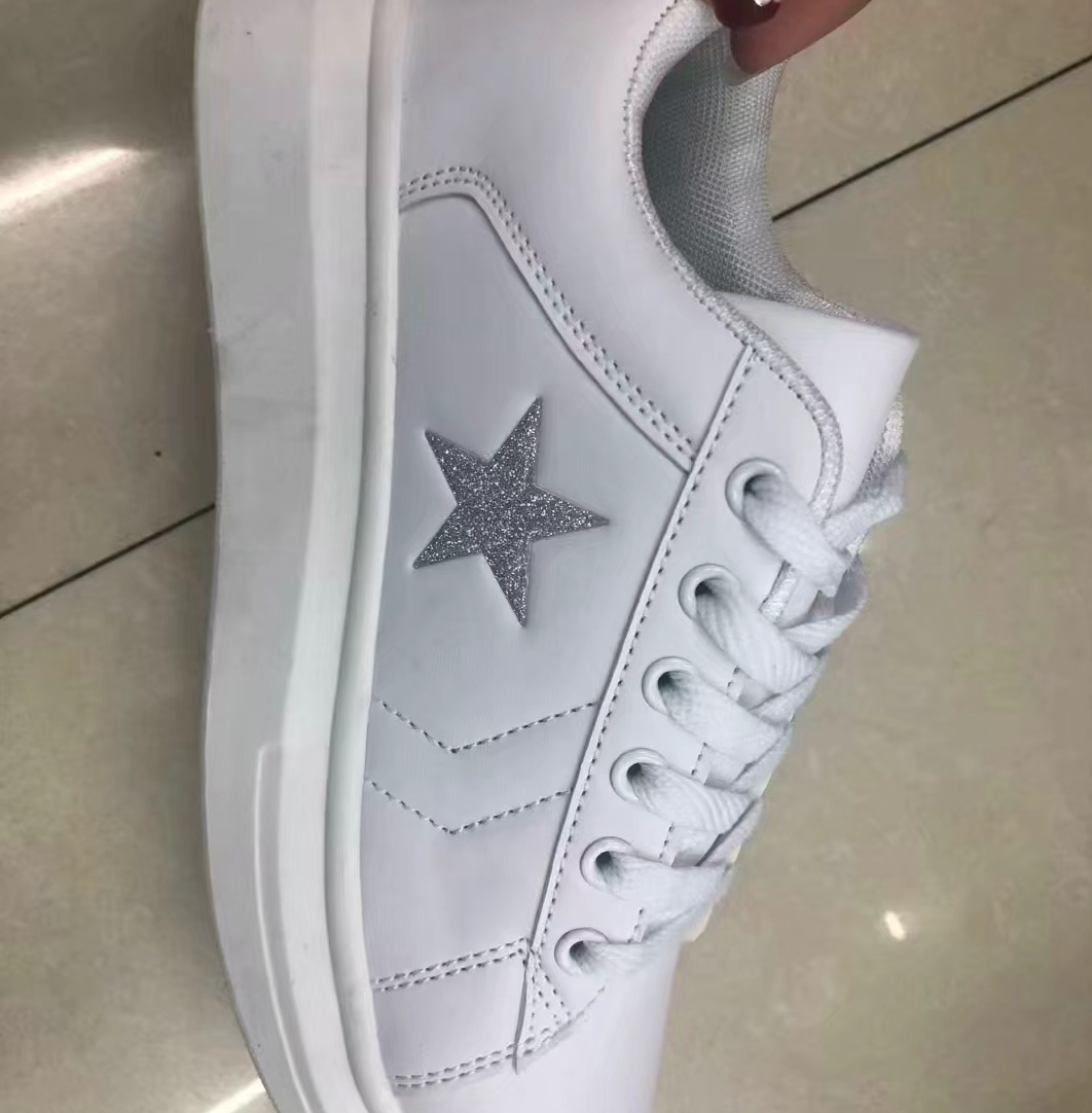 女子时尚运动板鞋