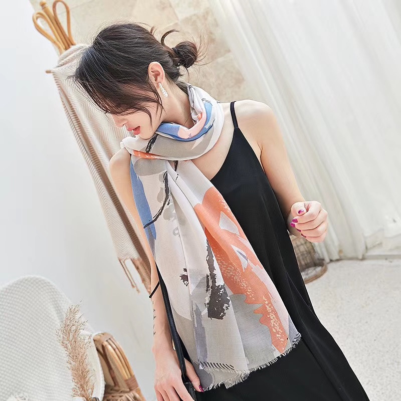 The gold scarf from the European and American fashion and trendy print series is versatile and casual. Application Scenario