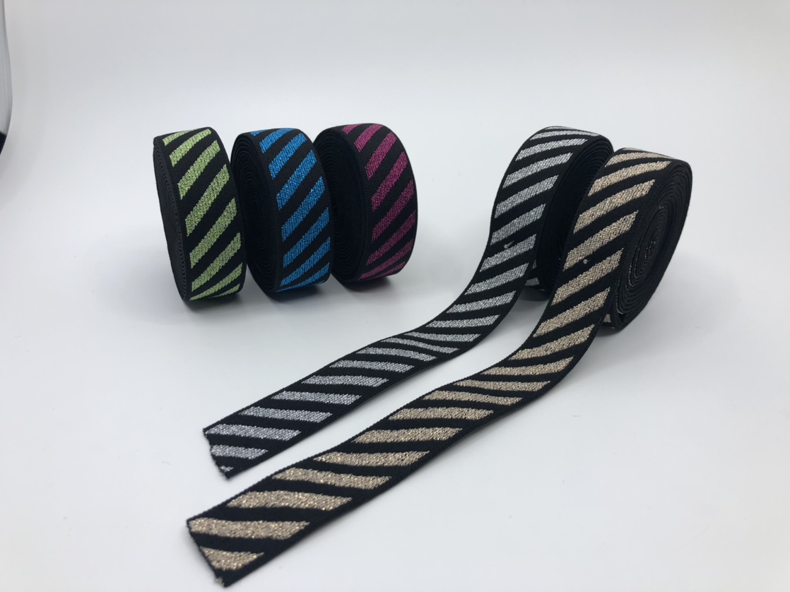 Elastic colored silk twill is available on both sides