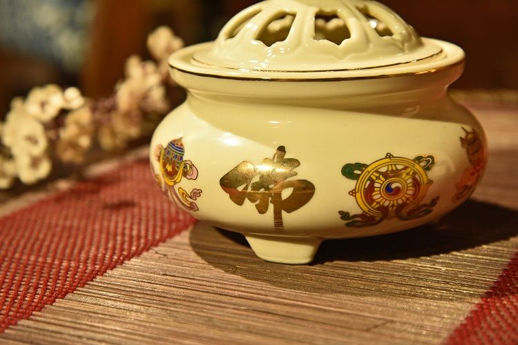 Eight-treasure ceramic incense burner Application Scenario