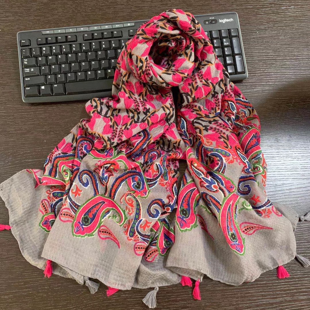 Golden Scarf Factory direct sales of wavy cotton casual and versatile scarves and shawls. Item Picture