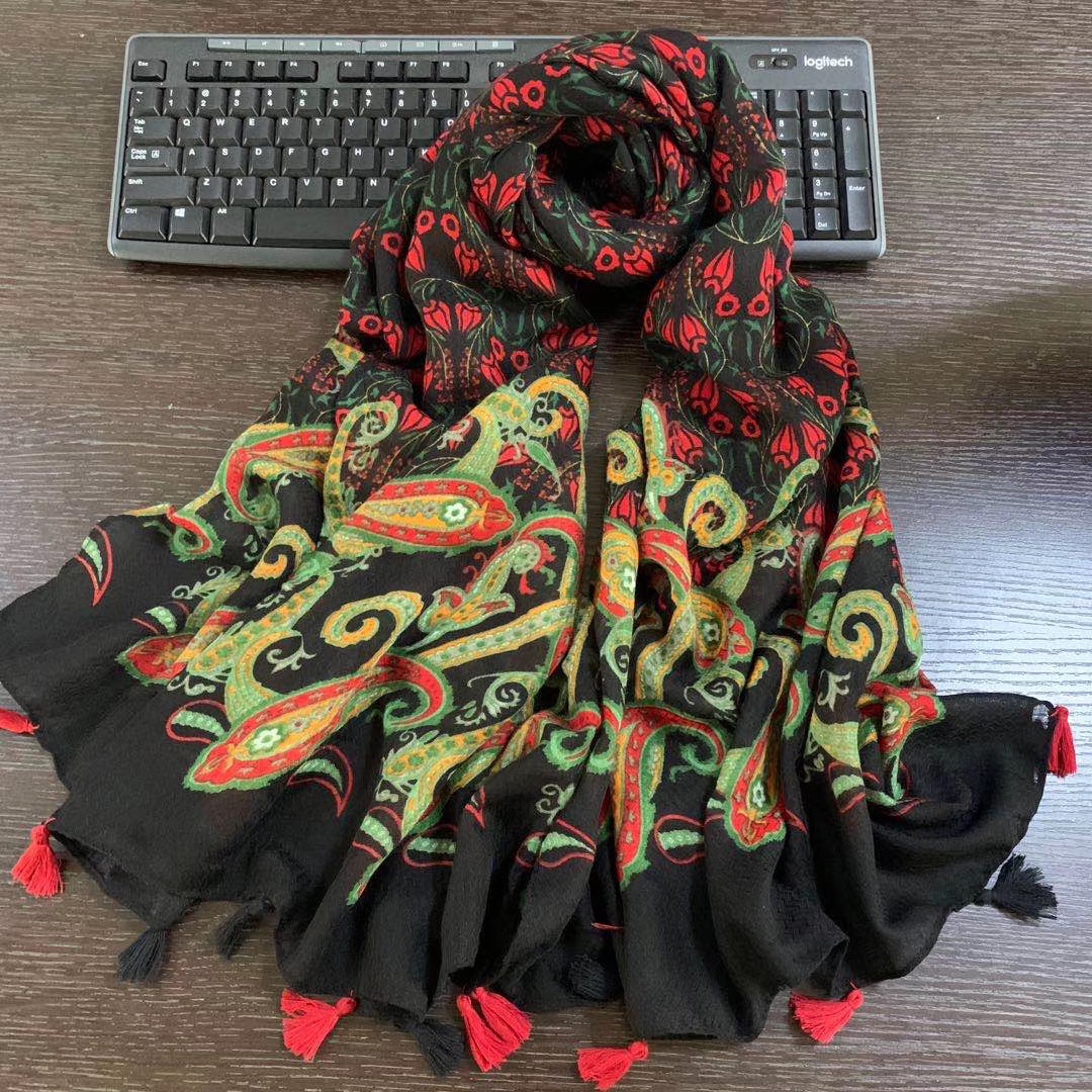 Golden Scarf Factory direct sales of wavy cotton casual and versatile scarves and shawls. Application Scenario