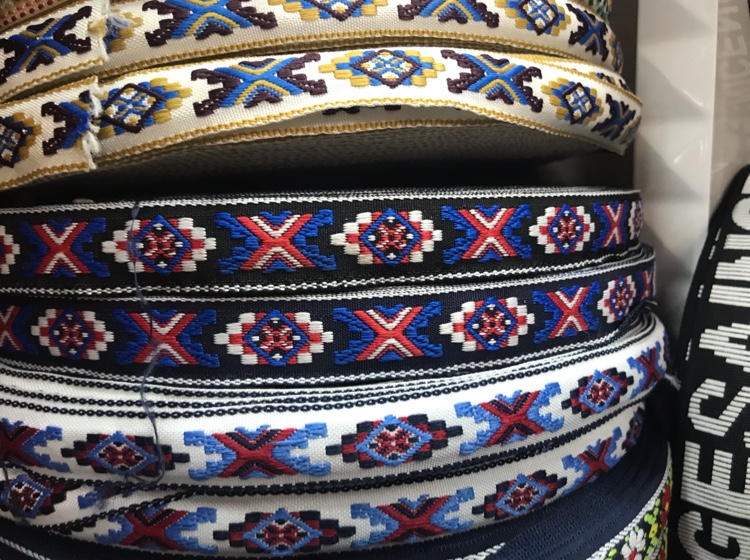 A 2-centimeter flower ribbon